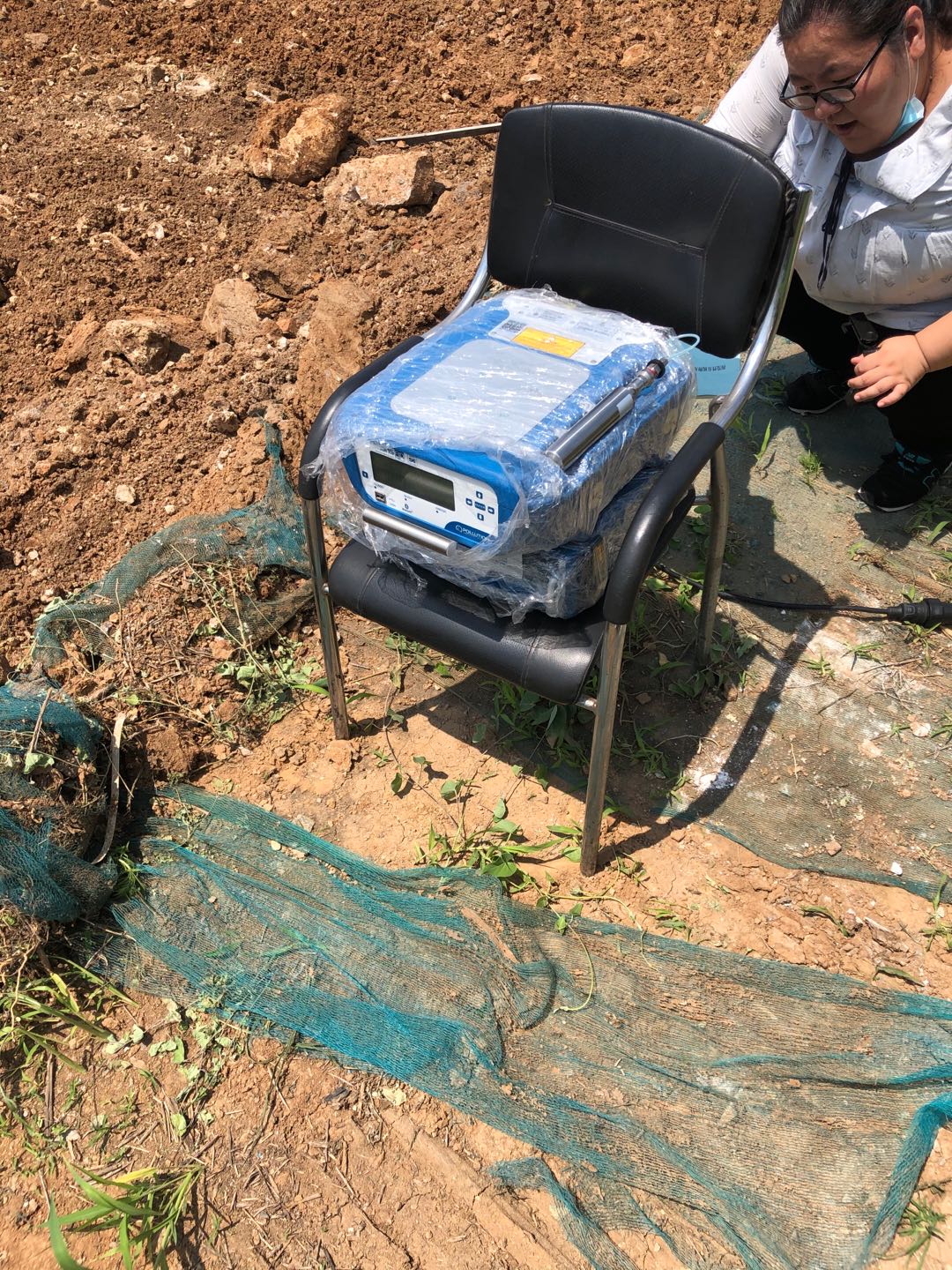 淄博市環(huán)保局監(jiān)察科聯(lián)合執(zhí)法科進行執(zhí)法檢測