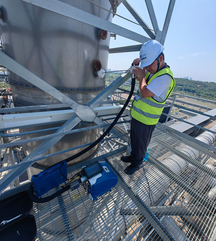 配合湖北環(huán)境監(jiān)測站進行非甲烷總烴項目現場測試